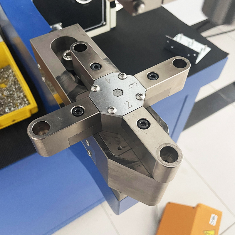 618MSPE 57KN Multi Language Automatico Alimentatore Bottom Fissanters Macchina rivettante