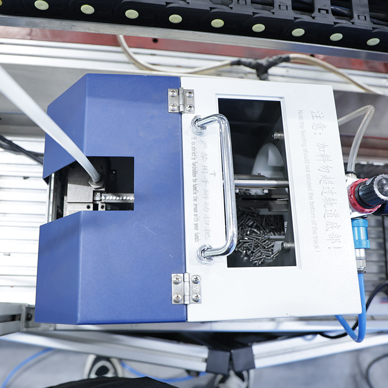 Saldatura a perno di scarico del condensatore completamente automatico